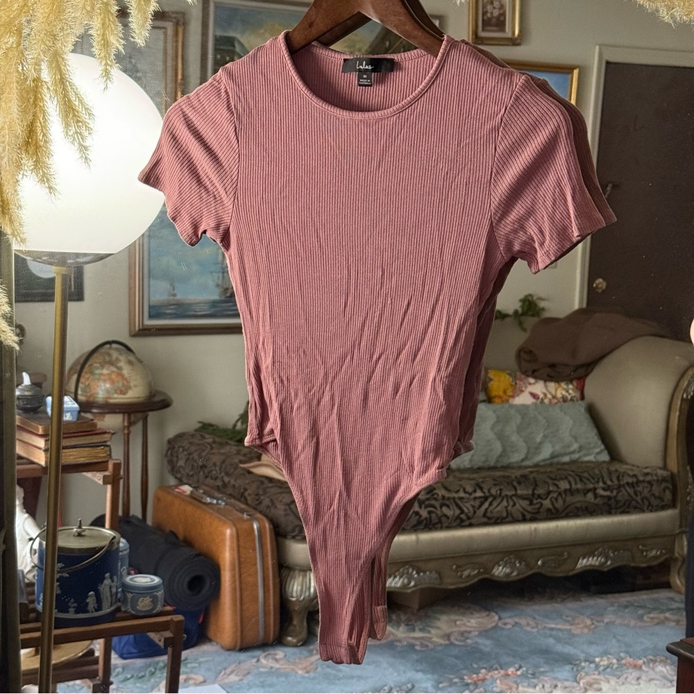 Lulus Mauve Ribbed Short Sleeve Bodysuit with Clasps
